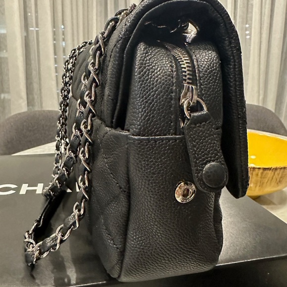Chanel Easy Caviar Single Flap Bag in Black - Picture 3 of 14